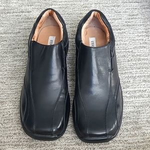 Men's size 10 Steve Madden slip on black leather dress shoe